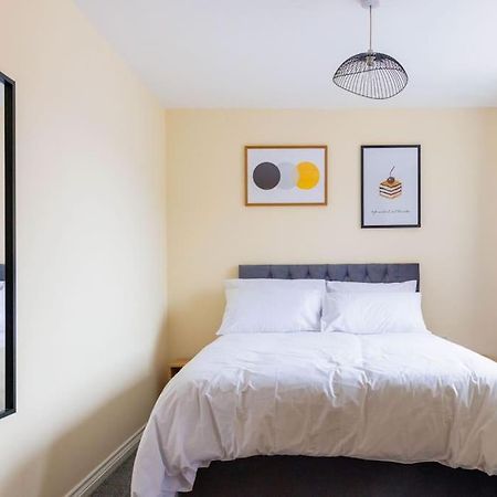 Stylish 3 Bedroom And Free Parking Thamesmead  Esterno foto