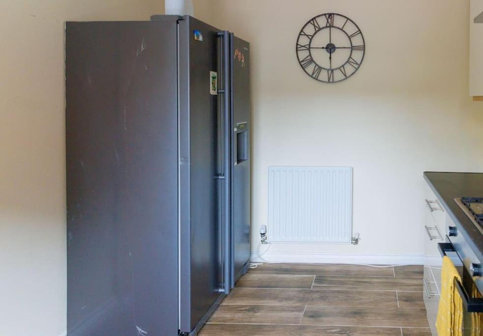 Stylish 3 Bedroom And Free Parking Thamesmead  Esterno foto