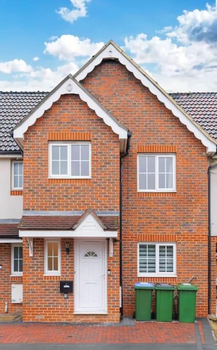 Stylish 3 Bedroom And Free Parking Thamesmead  Esterno foto