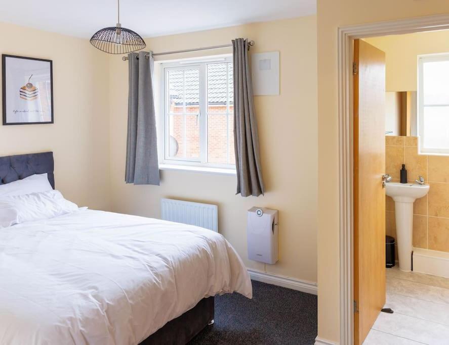 Stylish 3 Bedroom And Free Parking Thamesmead  Esterno foto