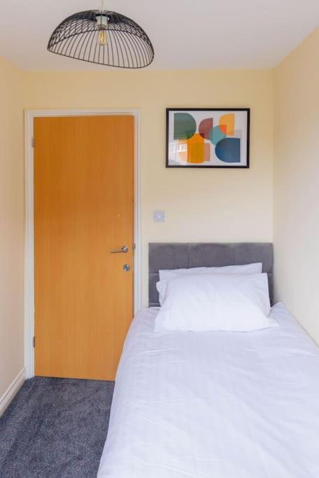 Stylish 3 Bedroom And Free Parking Thamesmead  Esterno foto