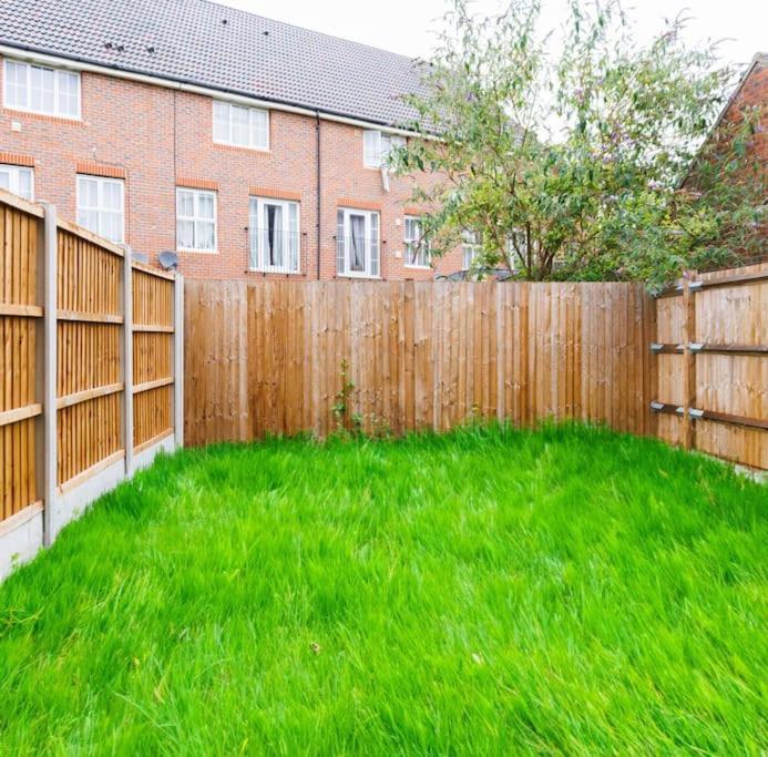 Stylish 3 Bedroom And Free Parking Thamesmead  Esterno foto