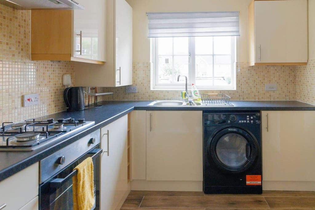 Stylish 3 Bedroom And Free Parking Thamesmead  Esterno foto