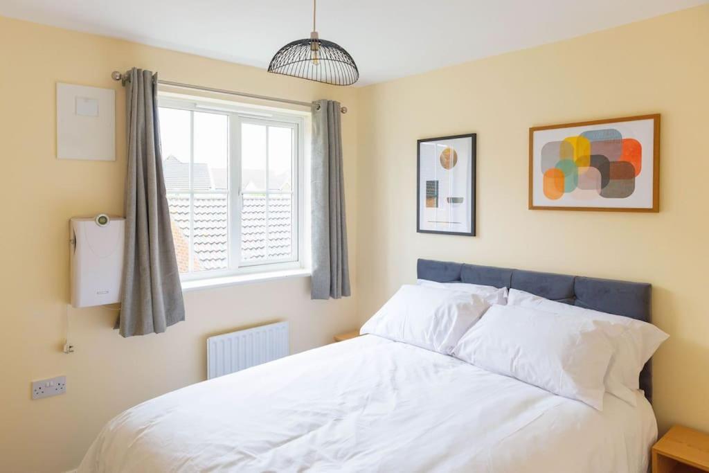 Stylish 3 Bedroom And Free Parking Thamesmead  Esterno foto